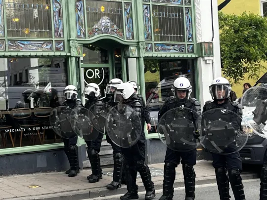 Een grote groep politieagenten troept samen aan het UFO-gebouw in Gent.