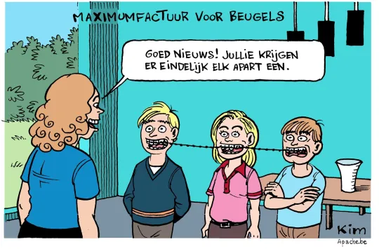 Maximumfactuur voor beugels. Een moeder staat voor haar drie kinderen, die samen één beugel dragen, en zegt: 'Goed nieuws, jullie krijgen er elk apart een.'