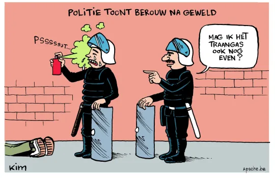 Politie toont berouw na geweld. Een politie-agent in een beschermend pak staat naast een persoon die op de grond ligt en spuit traangas in zijn eigen ogen. Zijn collega naast hem vraagt hem de bus door te geven.