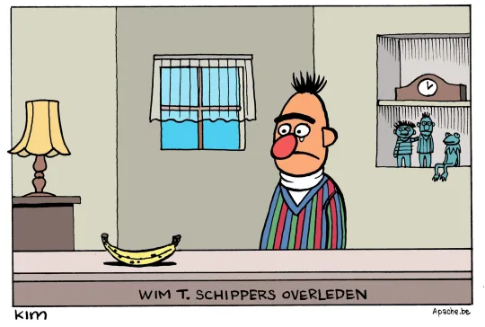Een bedroefde Bert uit Sesamstraat kijkt, helemaal in zijn eentje, naar een banaan die op tafel ligt. 