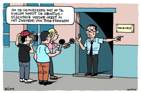 Pers verzamelt voor het parlement. Een man spreekt hen toe: "Om de gemoederen wat af te koelen, wordt de discussie over abortus verdergezet in het zwembad van The Francken."
