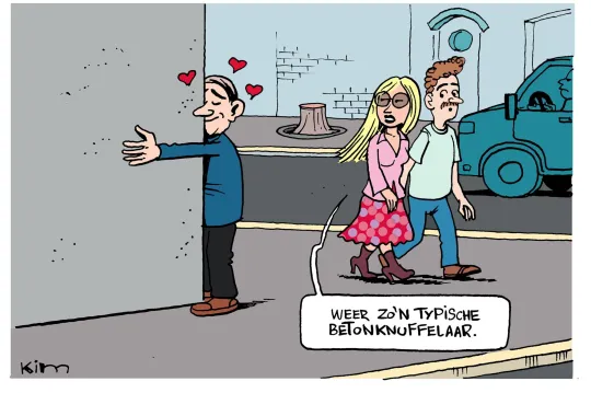Een persoon omarmt liefdevol de hoek van een grijzen gebouw. Een voorbijganger zegt: 'Weer zo'n typische betonknuffelaar'