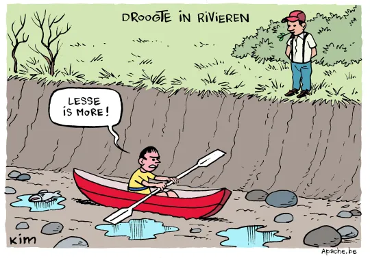 Droogte in rivieren. Een man zit in een rivierbedding zonder water in een kano en zegt "Lesse is more". 