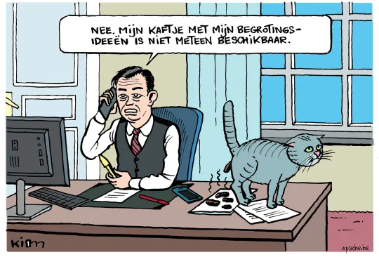 Bart De Wever zit aan zijn bureau te bellen terwijl kat Maximus op een stapel papieren kakt. Hij zegt: 'Nee, mijn kaftje met mijn begrotingsideeën is niet meteen beschikbaar.'