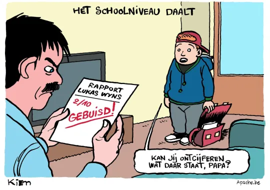 Het schoolniveau daalt. Een vader houdt het rapport vast van zijn, die gebuisd is. De jongen zegt: 'Kan jij ontcijferen wat daar staat, papa?'
