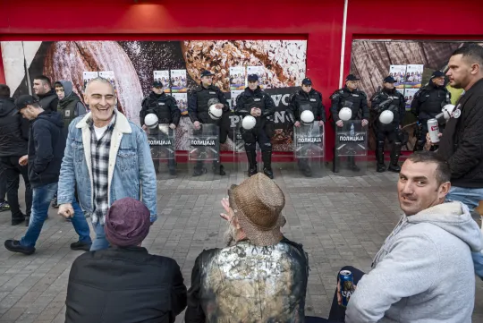 De oproerpolitie was met groot machtsvertoon aanwezig tijdens een demonstratie in Kula, een week voor de spannende verkiezingen.