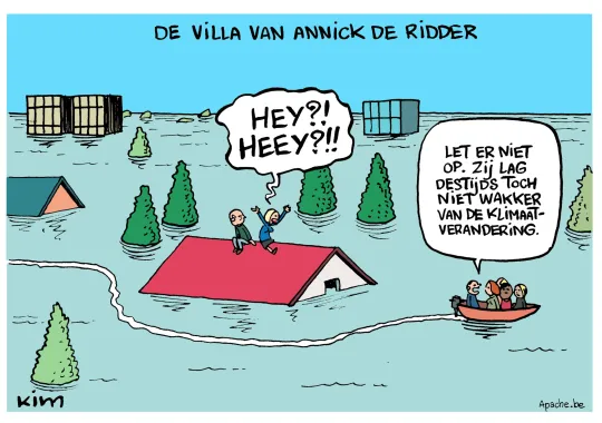 De villa van Annick De Ridder. In een volledig overstroomde straat zitten twee mensen op een dak, ze roepen 'Hey hey'. Vanuit een bootje roept zegt iemand tegen de anderen in het bootje 'Let er niet op, zij lag ook niet wakker van het klimaat'.