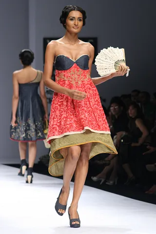 Voor de Indiase Lakmé Fashion Week dagen 512 journalisten op. Een zelfmoordepidemie onder arme Indiase boeren kan slechts 6 reporters interesseren. (Foto Payal Jaggi)