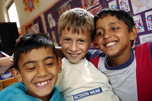 Een 'wit' kind speelt met enkele Roma-kinderen (Foto Sandro Weltin / © Council of Europe)
