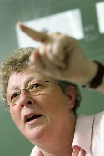 Samen met Mieke Van Hecke kijken de media door een witte bril naar de scholenproblematiek (Foto Jan Van de Vel - Reporters)