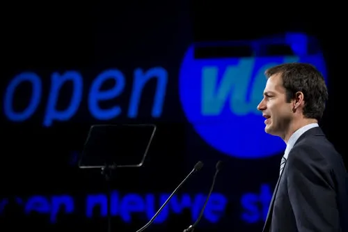 Karel De Gucht en Mathias De Clercq zetten Open Vld-voorzitter Alexander De Croo een pad in de korf. Met dank aan De Standaard en De Morgen (Foto Eric Herchaft - Reporters)