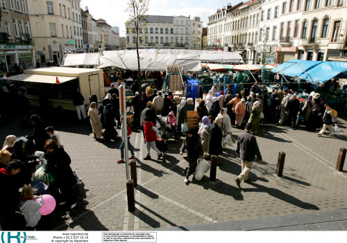 Markt in Molenbeek. De mensen waar het echt over gaat in het Molenbeekdebat, krijgen geen stem in de media. (Foto Danny Gys - Reporters)