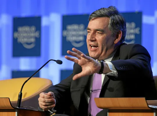 Rebekah Brooks confronteerde Gordon Brown met vermoedelijk illegaal verkregen informatie dat zijn zoontje lijdt aan een ernstige erfelijke aandoening. Als zij valt, dan dreigt het hele Murdoch-imperium verder aangetast te worden. (Foto World Economic Forum)