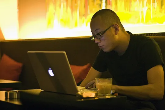 Internetcafé in Shanghai. Twitter en Facebook zijn er voor deze man niet bij. (Foto 2 dogs)
