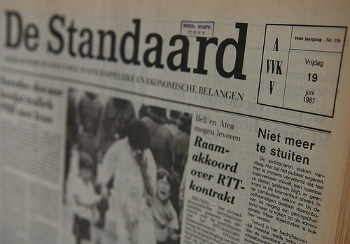 Tot eind 1999 stond rechts bovenaan De Standaard AVV-VVK - Alles Voor Vlaanderen, Vlaanderen Voor Kristus - de leuze van de Vlaamse Beweging (Foto AlphaDelta)