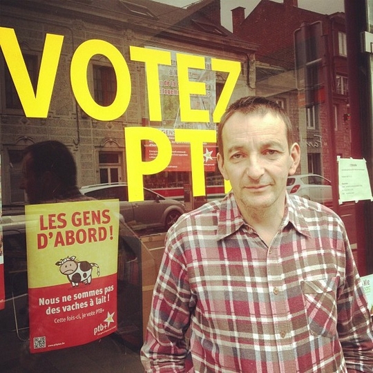 Thierry Warmoes bij het campagnelokaal van PTB (Foto: Pierre Jassogne)