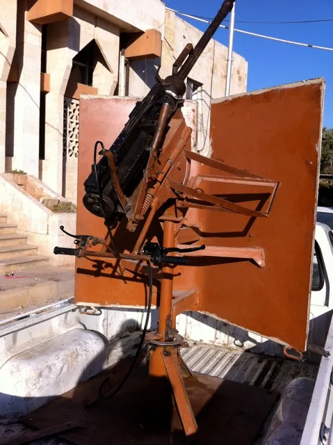 Une arme, Bab al-Hawa. (Photo: Damien Spleeters, septembre 2012)