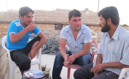 Trois hommes discutent, dans le Jebel Zawiya (Photo: Damien Spleeters, septembre 2012)