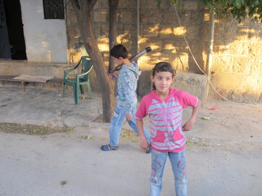 Deux enfants dans une rue de Kafr Nabel, Syrie. (Photo: Damien Spleeters, septembre 2012)