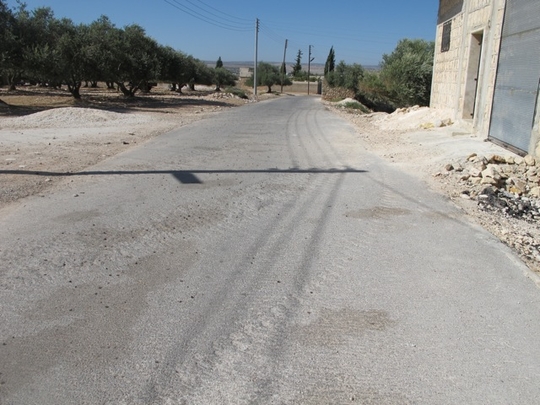 Les marques d'un char sur une route, Syrie. (Photo: Damien Spleeters, septembre 2012)
