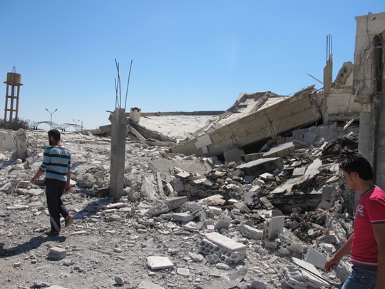 Les dégâts dans un centre médical ciblé par les bombardements à Ibleen, Syrie. (Photo: Damien Spleeters, septembre 2012)