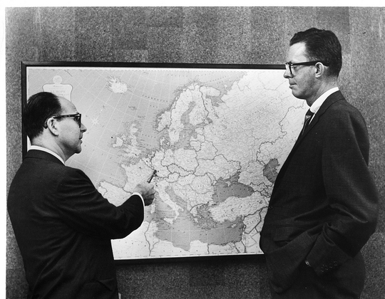 Deux hommes d'affaire (H. Burson et B. Marsteller) planifient le déploiement de leur entreprise en Europe (Photo: Compte de BMGlobal/1960/flickr)