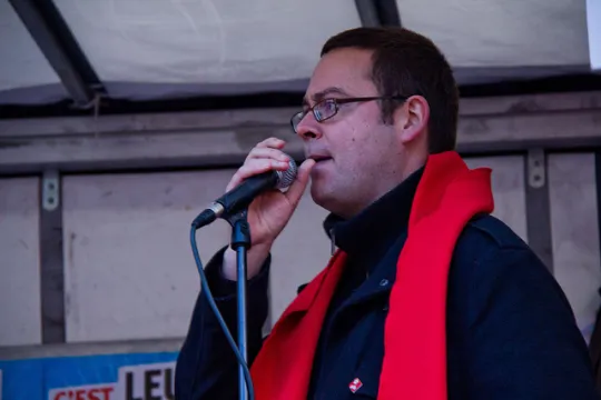 Raoul Hedebouw, lors d'une intervention dans le cadre d'une manifestation contre la plan d'austérité, Bruxelles. (Photo: Antonio Ponte/ décelbre 2011/ Flickr-CC)