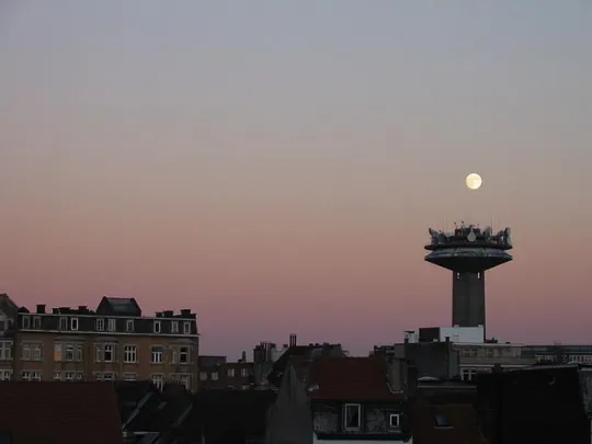 Volle maan boven de uitzendtoren aan de Reyerslaan.(Foto: fabonthemoon)