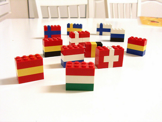Des légos aux couleurs de drapeaux. (Photo: Cemre/ Septembre 2004/ Flickr-CC)