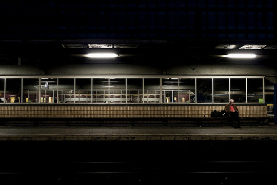 Un homme seul, assis sur un quai d'une gare, Bruxelles. (Photo: Gilderic Photography/ Octobre 2009/ Flickr-CC)