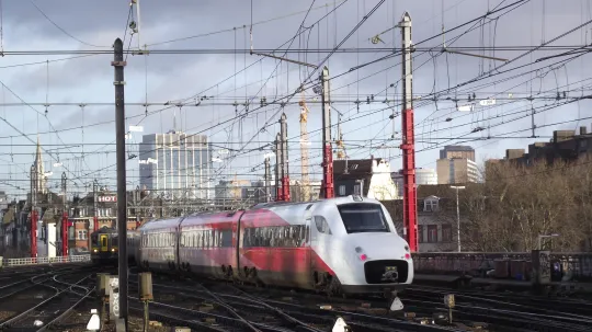 De Fyra net voor het station Brussel-Zuid. (Foto Smiley.toerist / Wikipedia)