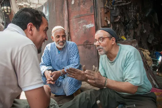 Trois hommes du monde associatif du quartier discutent afin de mettre en place de futures collaborations, Derb Marrakech. (Photo: Benoît Theunissen, 2012)