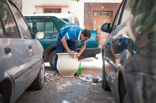 Hicham travaillant sur une vasque, Derb Marrakech. (Photo: Benoît Theunissen, 2012)