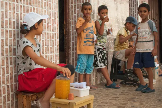 Des enfants jouent à l'épicier, Derb Marrakech. (Photo: Benoît Theunissen, 2012)