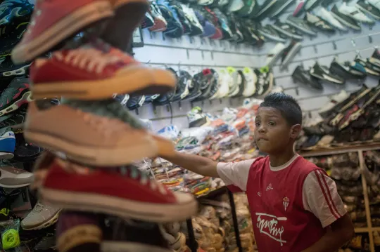 Nabil entouré de chaussures, Derb Marrakech. (Photo: Benoît Theunissen, 2012)