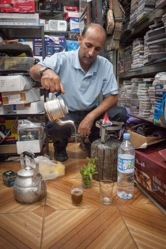 Mustapha dans son commerce, Derb Marrakech. (Benoît Theunissen, 2012)