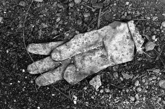 Un gant de travail sur le sol (Photo: John Perivolaris/ Décembre 2005/ Flickr-CC)