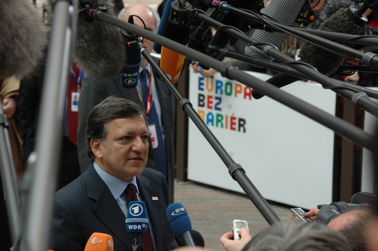 José Manuel Barroso, président de la Commission Européenne, sous une multitude de perches (Photo: Sophie Petitjean)