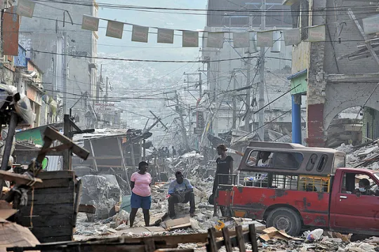 Scène de rue à Haïti, janvier 2010 (Photo: RIBI Image Library/ Janvier 2010/ Flickr-CC)