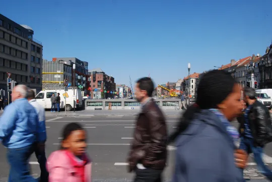 Des gens traversent le pont entre la rue Antoine Dansaert et la Chaussée de Gand, Bruxelles (Photo: Solange De Mesmaeker/ Mars 2013)
