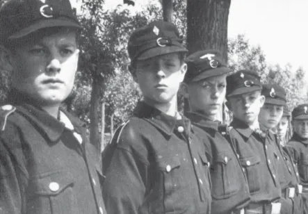 Jonge knapen van de Hitlerjeugd Vlaanderen, strak in het gelid (Foto's SOMA). Bron