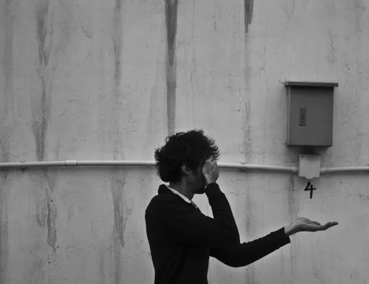 Un homme cache ses yeux et tend la main (Photo: Camille Chenchei/ Janvier 2008/ Flickr-CC)