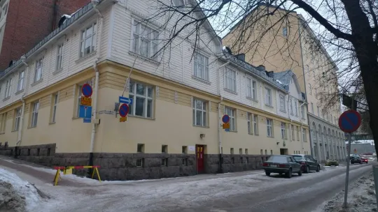 Façade de la clinique, l'entrée se fait par la petite porte en rouge (Photo: Hélène Molinari/ Janvier 2013)