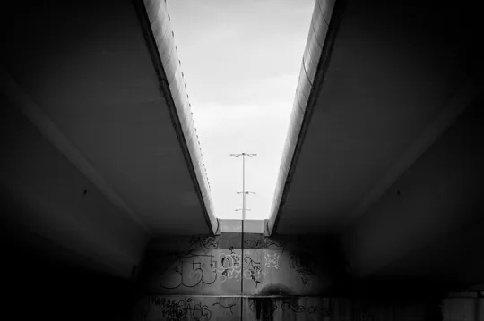 Des lampadaires par dessus la route (Daniel Kulinski/ Juillet 2011/ Flickr-CC)