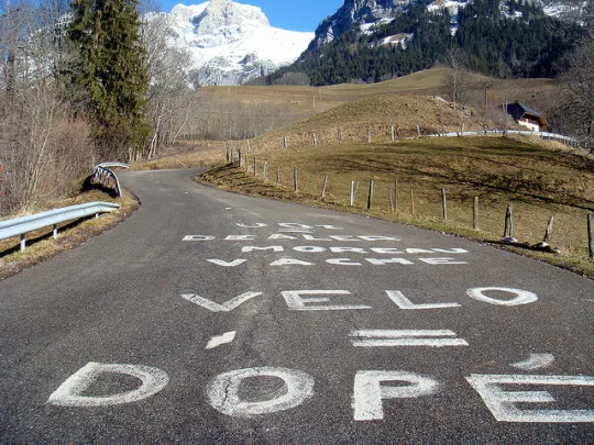 Des écritures sur la route du col de la Forclaz, Suisse (Photo: will_cyclist/ Janvier 2008/ Flickr-CC)