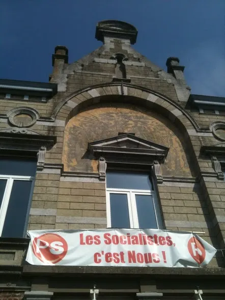 La maison du Peuple de Pâturages, sgraffites de Paul Cauchie et le calicot PS (Photo: Isabelle Masson-Loodts/ Printemps 2013)