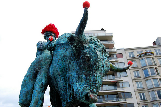 Le taureau de Liège, symbole de la ville, lors de l'action "Statues Nez Rouge - Stop au cirque politique" (Photo: rassaa.rafik.be/ Mai 2009/ Flickr-CC)