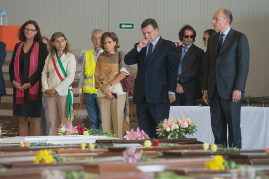 José Manuel Barroso et Enrico Letta face aux cercueils des victimes du naufrage de Lampedusa ( Photo: Palazzo Chigi/ Octobre 2013/ Flickr-CC)
