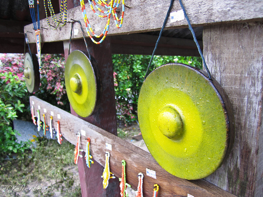 Des gongs suspendus (Photo: Carrie Kellenberger/ Février 2011/ Flickr-CC)