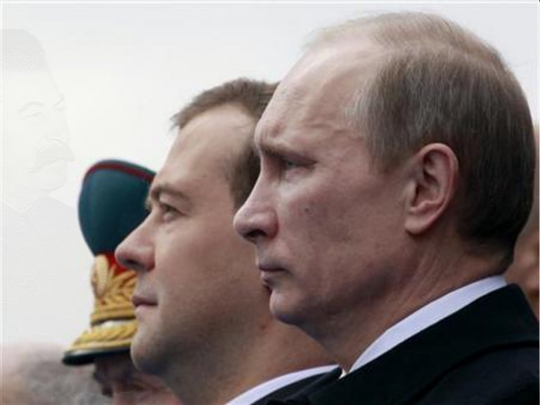 Vladimir Poetin. Weer die blik. (Beeld: IoSonoUnaFotoCamera)